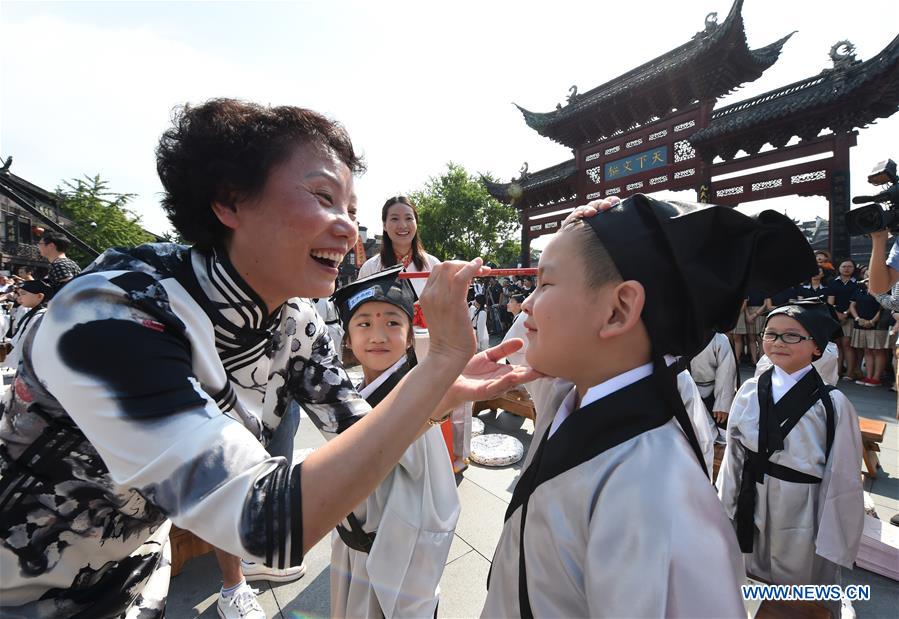 Children wearing Hanfu attend writing ceremony