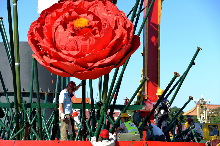 Holiday bouquet decorates Tiananmen Square