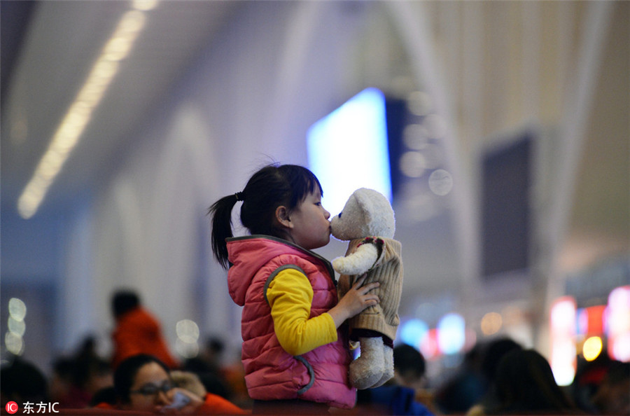 Children light up Spring Festival travel rush