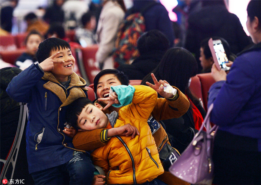 Children light up Spring Festival travel rush