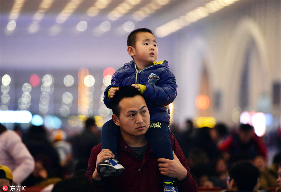 Children light up Spring Festival travel rush