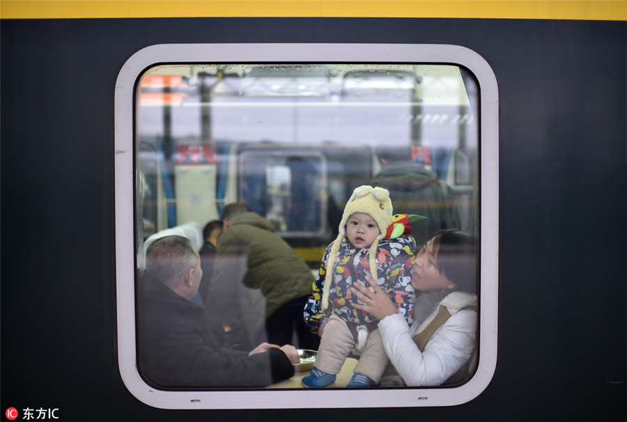 Children light up Spring Festival travel rush