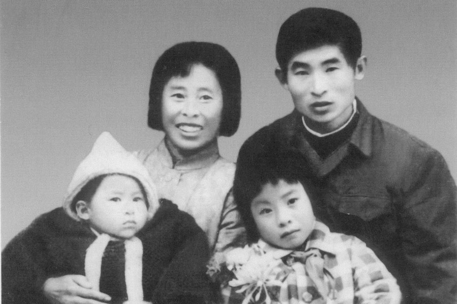 Decades' worth of family photos stirs Chinese internet users