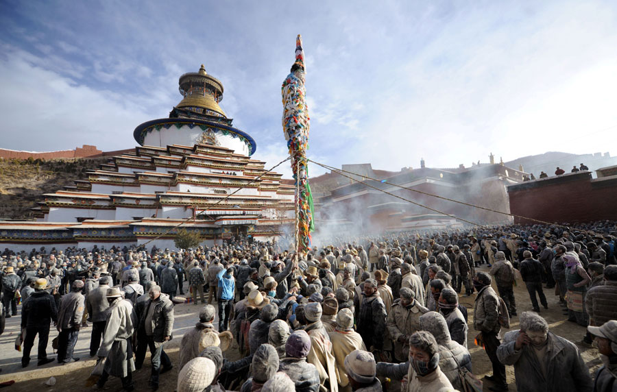 People pray for bumper harvest in Tibet