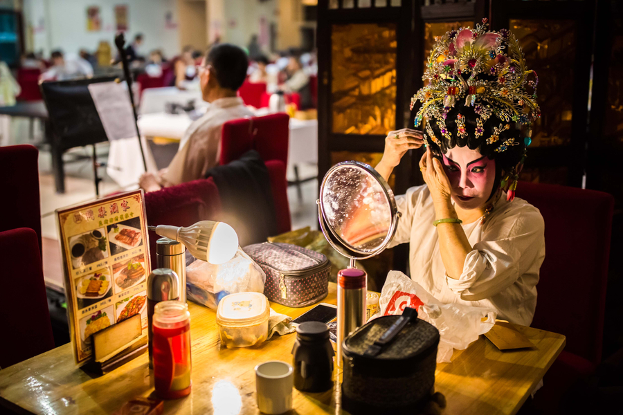 Drinking in old atmosphere at the only Cantonese opera teahouse in Guangzhou