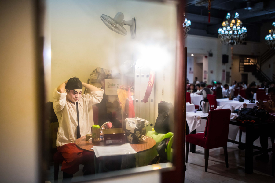 Drinking in old atmosphere at the only Cantonese opera teahouse in Guangzhou