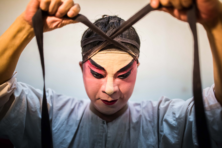 Drinking in old atmosphere at the only Cantonese opera teahouse in Guangzhou