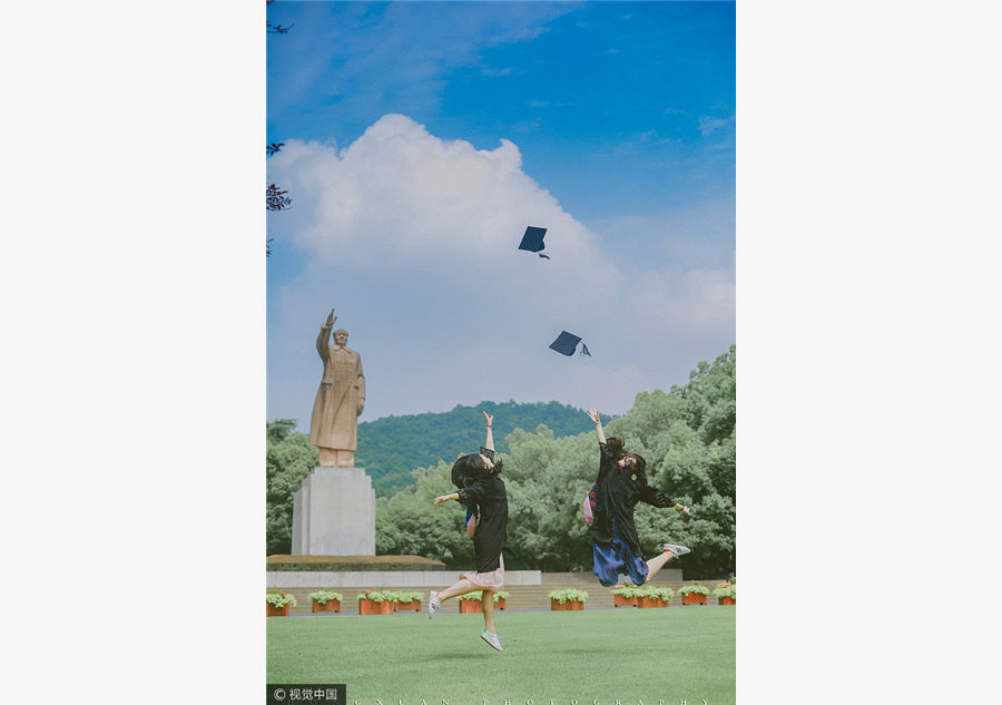 Twins pose for graduation photo in Zhejiang University