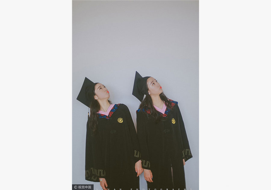 Twins pose for graduation photo in Zhejiang University