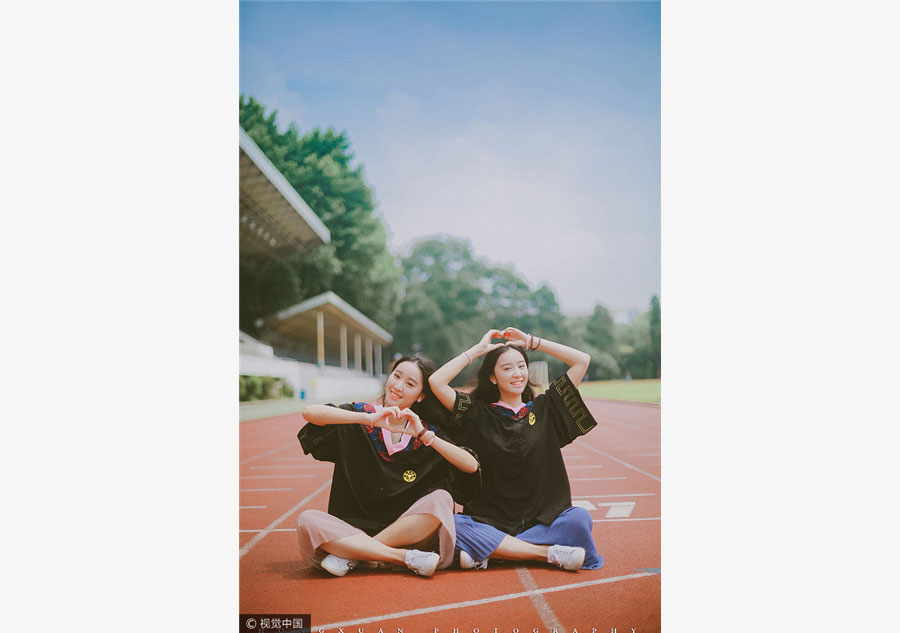 Twins pose for graduation photo in Zhejiang University