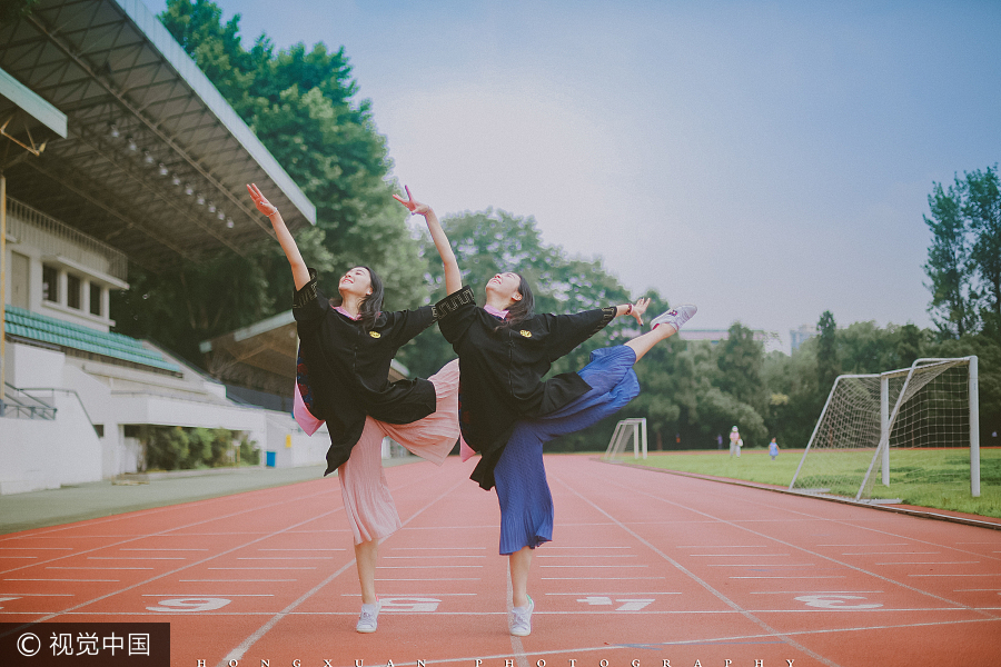 Twins pose for graduation photo in Zhejiang University