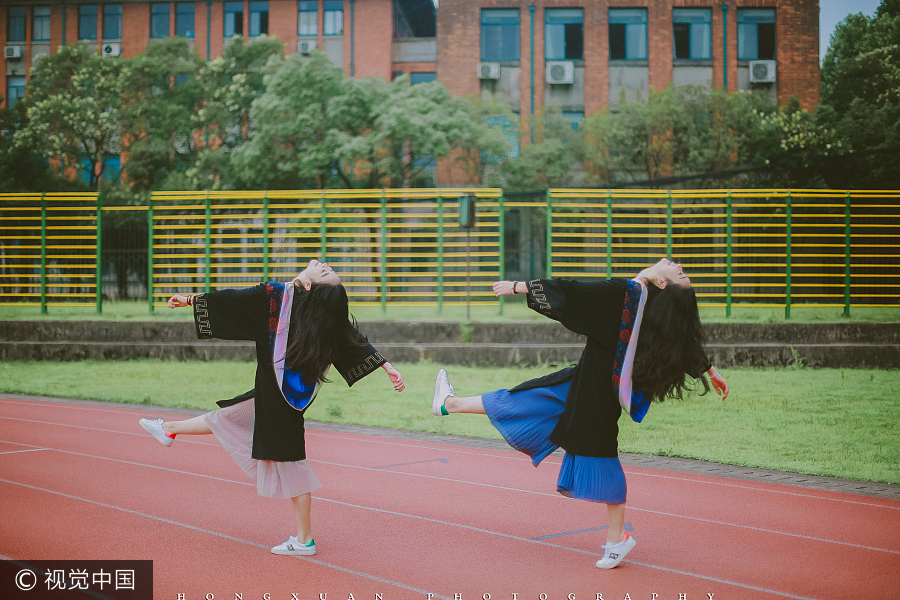 Twins pose for graduation photo in Zhejiang University