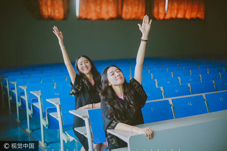 Twins pose for graduation photo in Zhejiang University