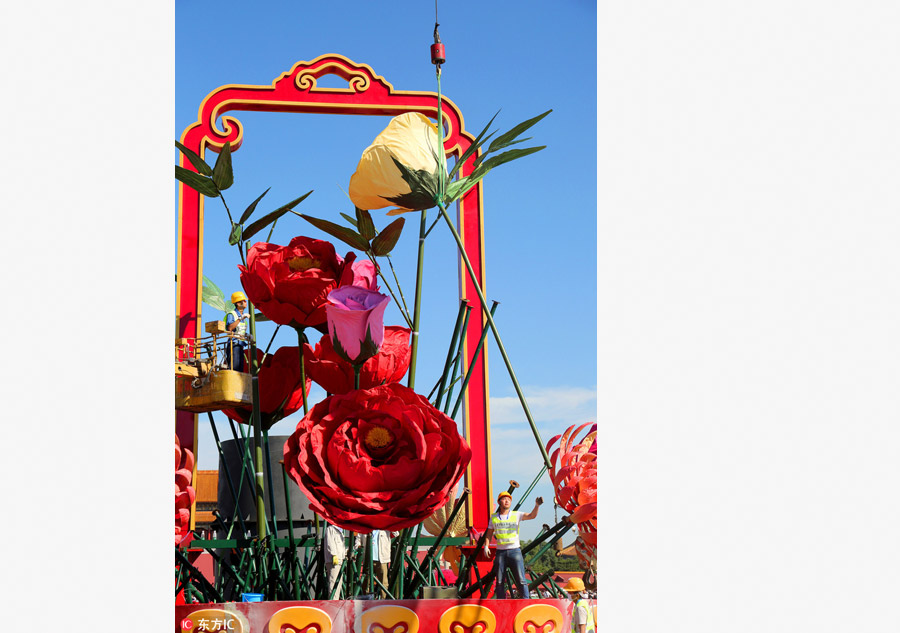 Beijing starts fitting giant flower terrace on Tian'anmen Square