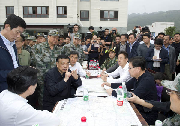 Premier Li directs quake-relief at epicenter