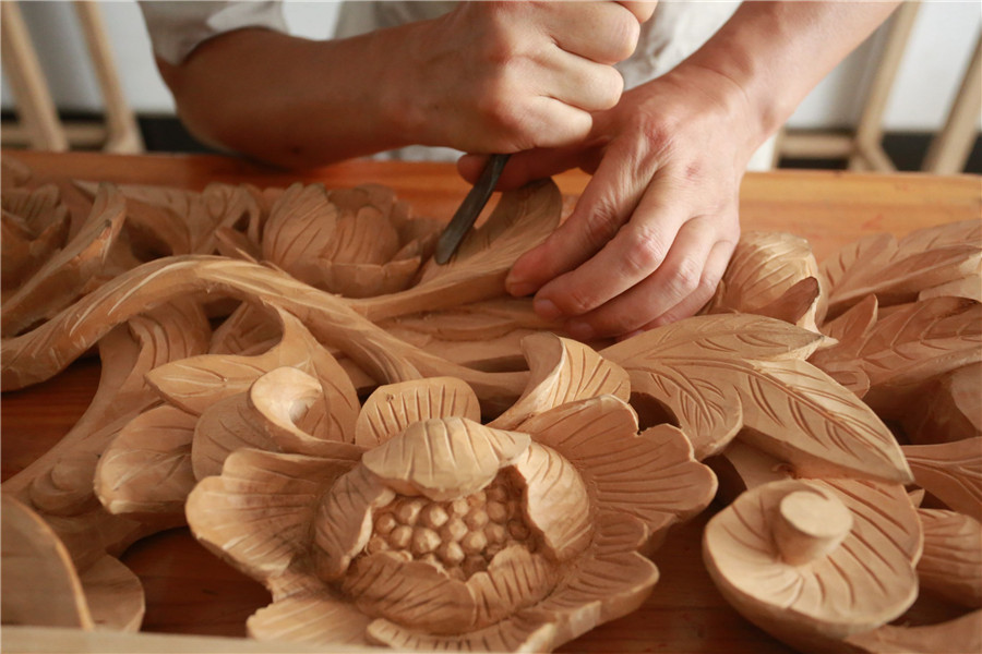 Inheritor of Songshan wood carving in C China