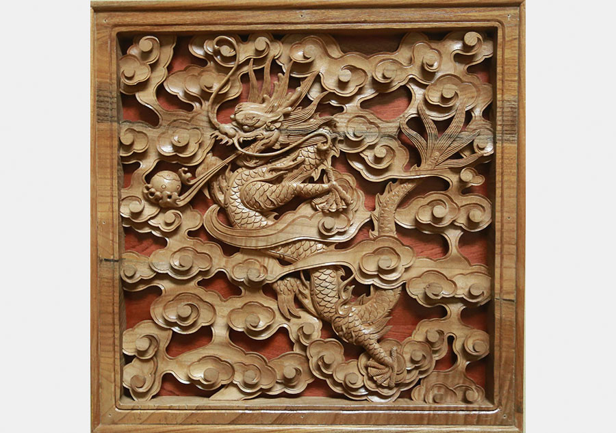 Inheritor of Songshan wood carving in C China