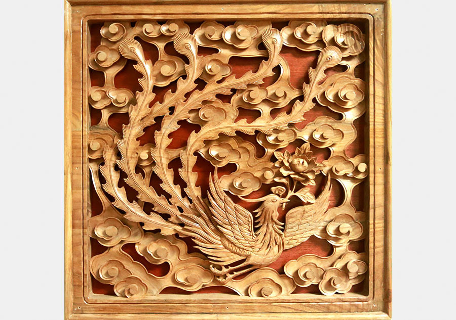 Inheritor of Songshan wood carving in C China