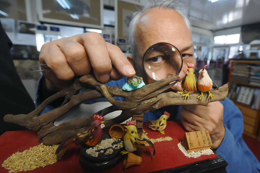 Taiwan artist sculpts a mini rooster to welcome the Year of Rooster