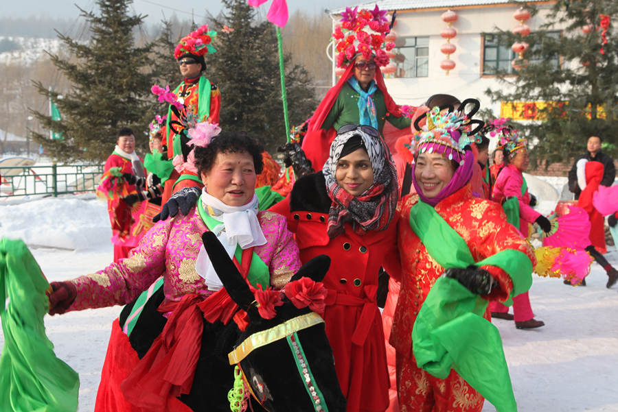 Foreigners experience Chinese New Year celebrations in Tonghua