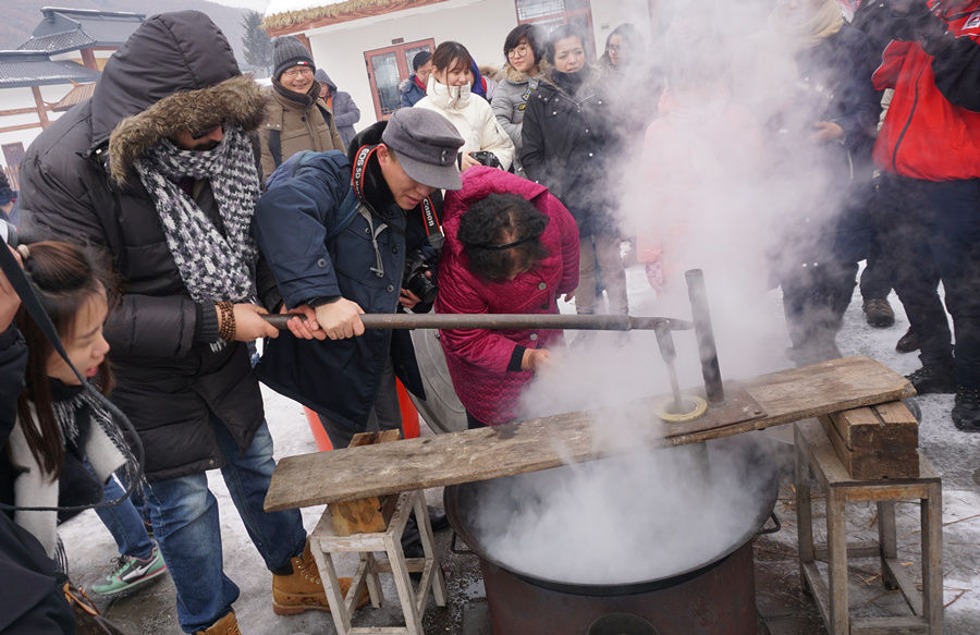 Foreigners experience Chinese New Year celebrations in Tonghua