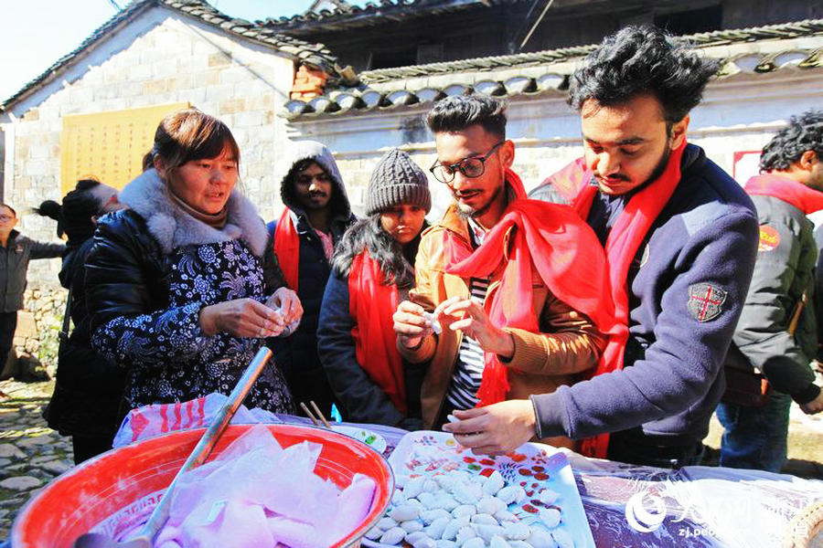 Foreigners experience Spring Festival in Ningbo