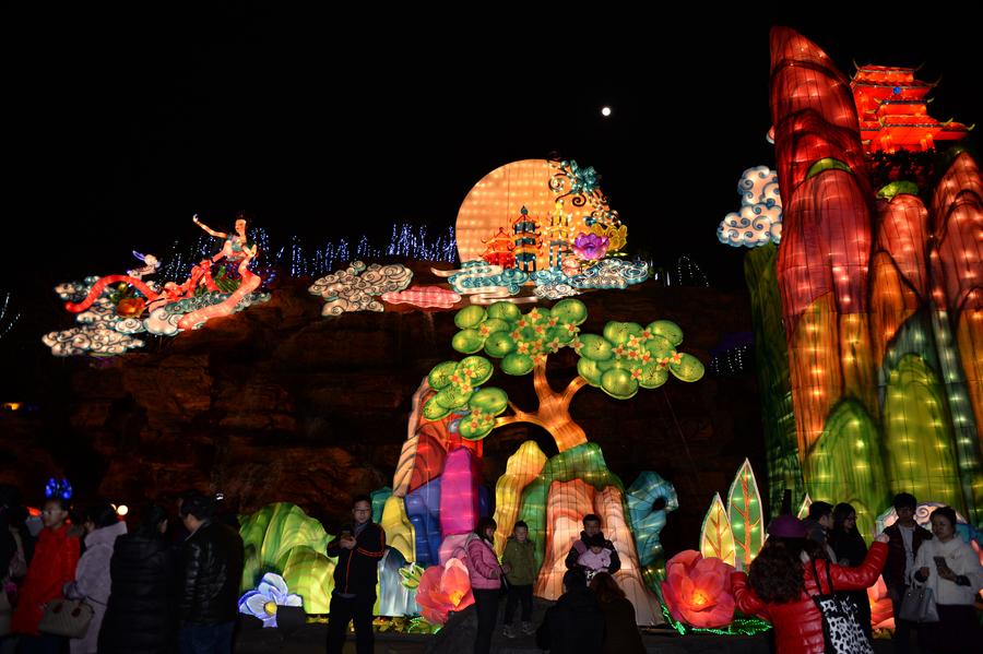 Tourists visit lantern fair in Xi'an