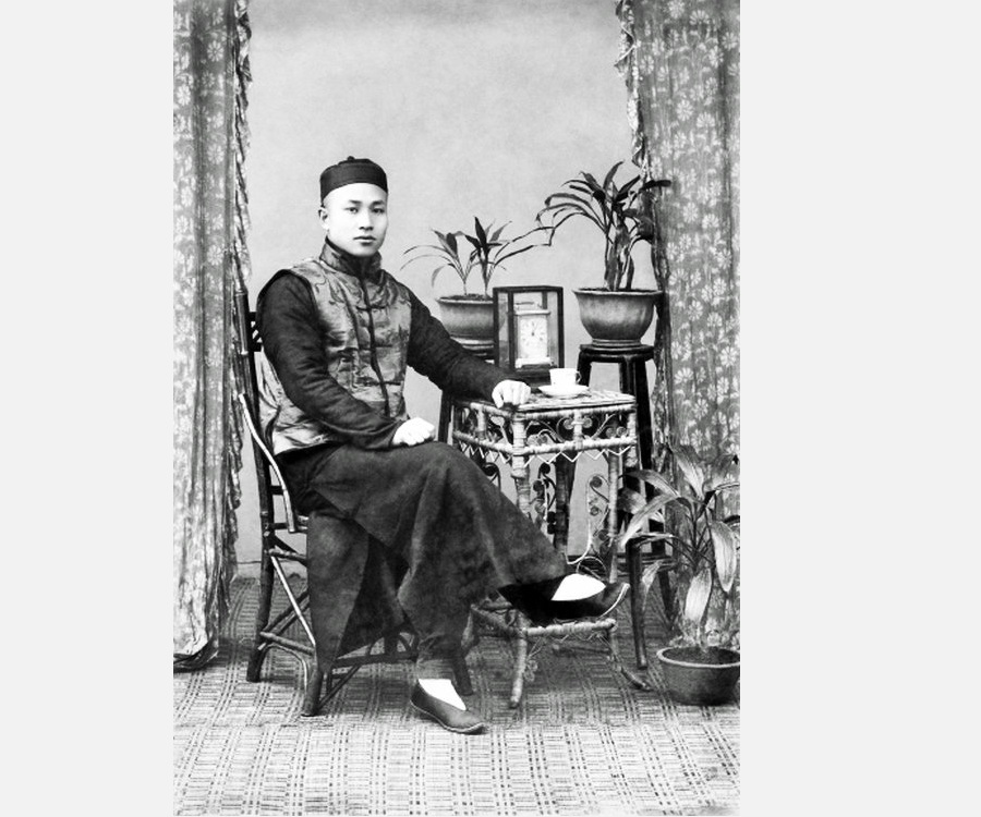 Chinese man tracks aging process in 63 self-portraits from 1907