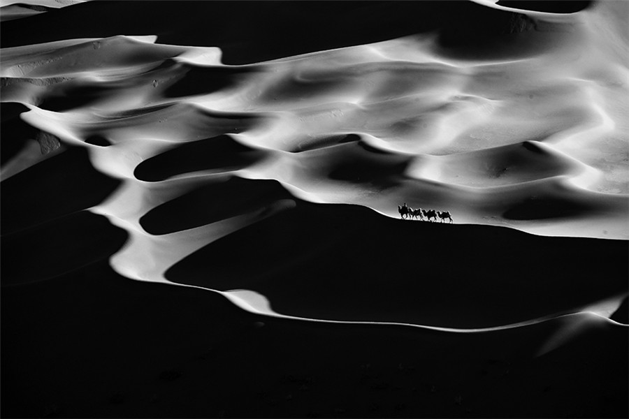 Photographer captures splendid scenery deep in the desert