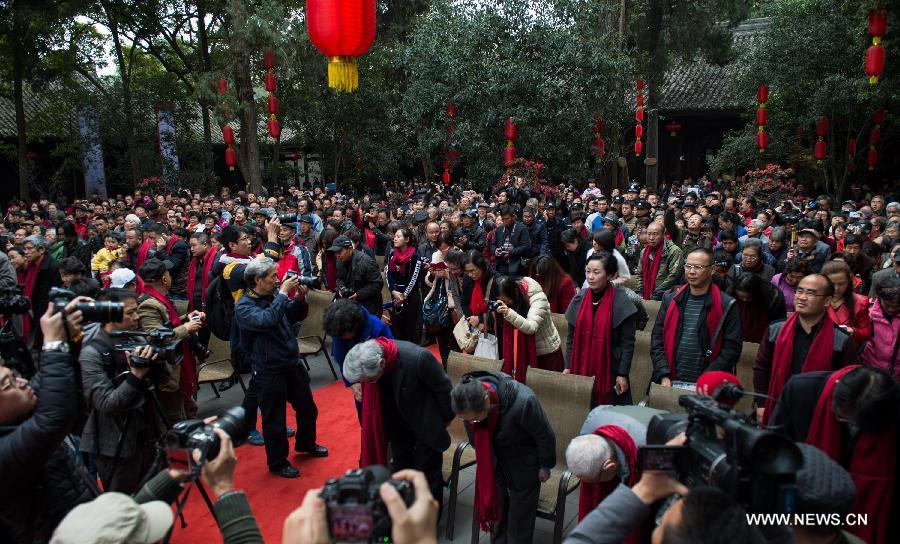 Chengdu citizens visit Du Fu Thatched Cottage to mark Human Day