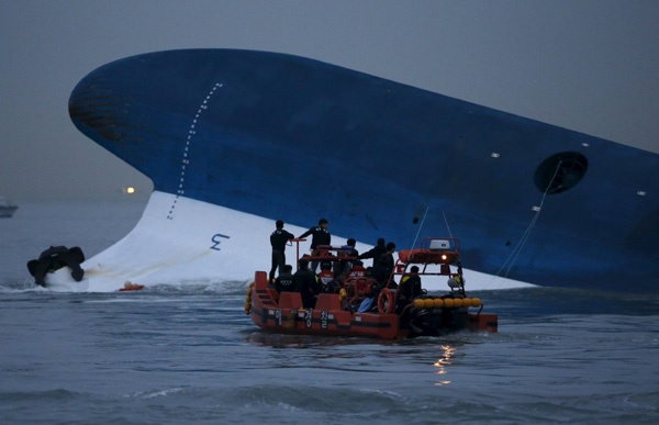 South Koreans mourn on anniversary of ferry disaster