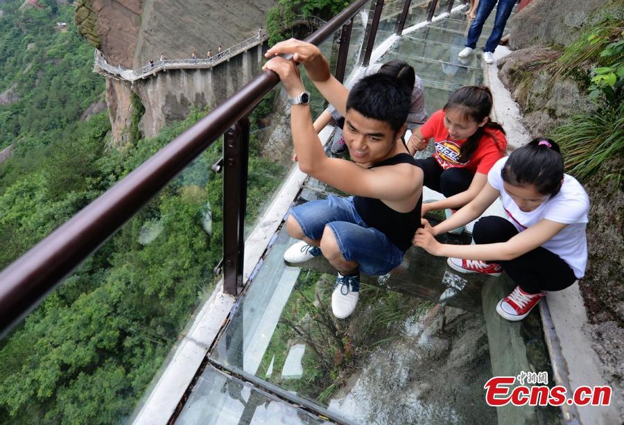 Play a melody while walking on musical cliff road