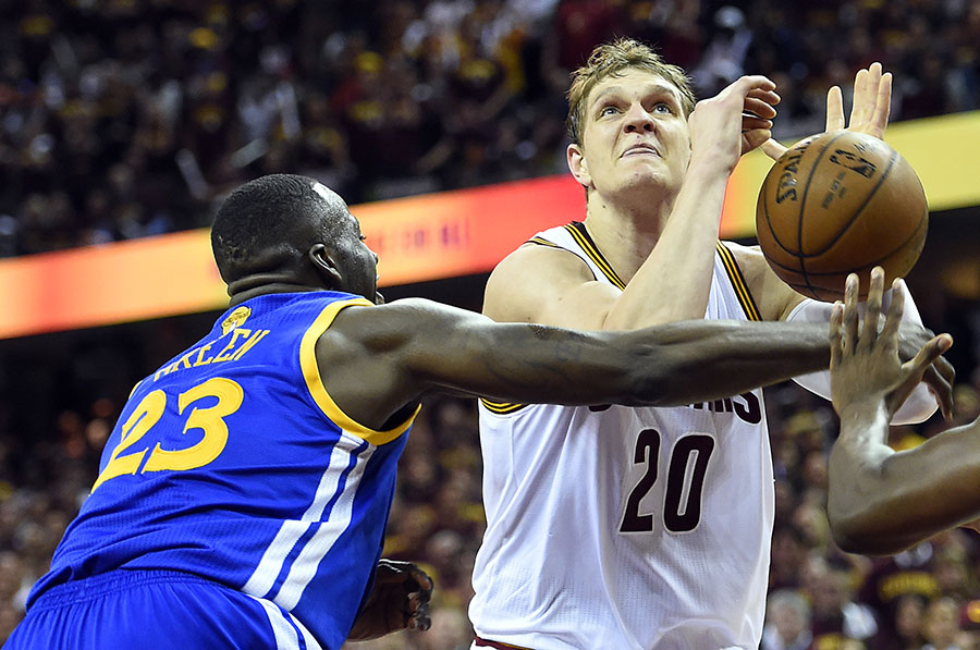 Warriors beat Cavaliers to clinch NBA title