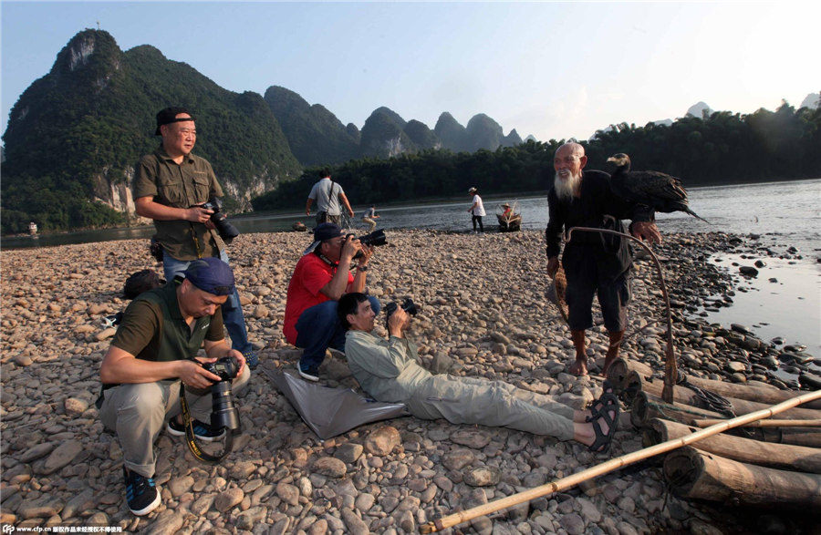 Grandfathers' model life on the Lijiang River