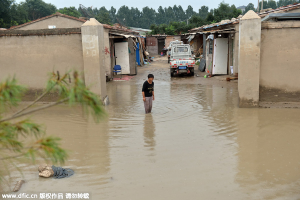 Rains leave Beijing's streets flooded, force evacuation