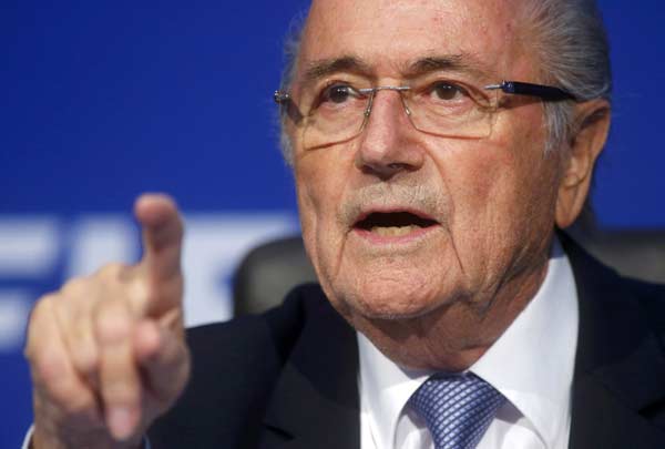 Blatter showered with paper money before unveiling FIFA reform plan