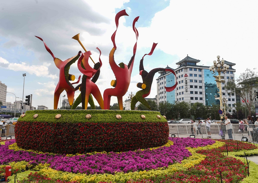 Floral replica of the Great Wall appears on Tian'anmen Square