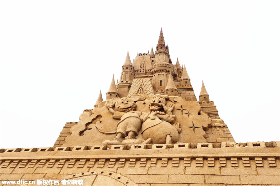 Vivid sand sculptures attract visitors in Hunan