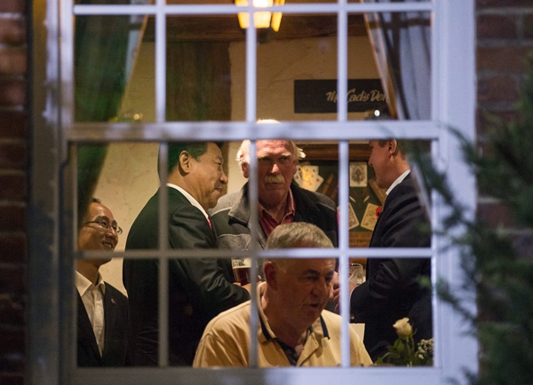 British PM Cameron treats President Xi to beer, fish and chips in English pub