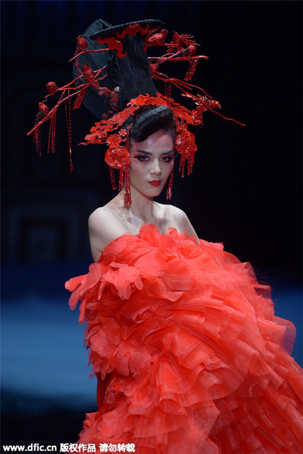 Traditional Chinese elements dazzle at China Fashion Week in Beijing