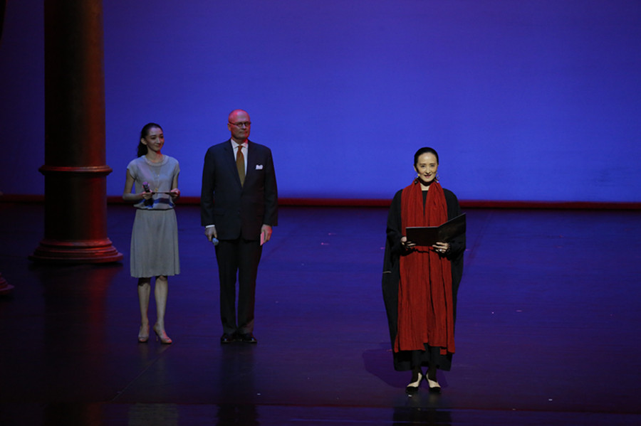 Top ballet dancers light up Beijing stage