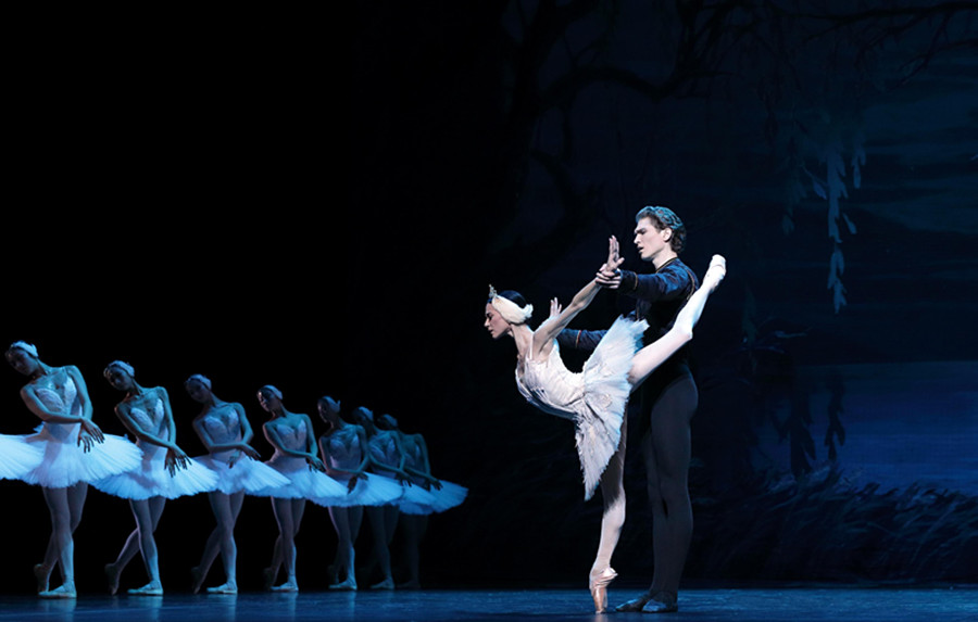 Top ballet dancers light up Beijing stage