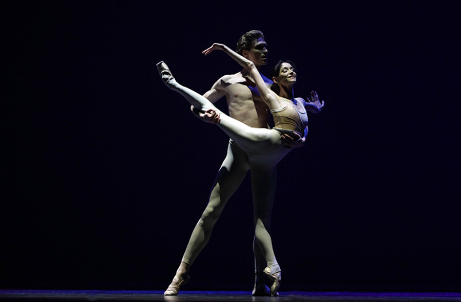 Top ballet dancers light up Beijing stage