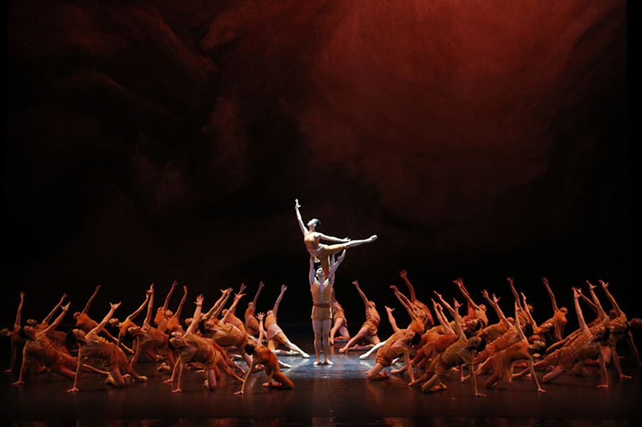 Top ballet dancers light up Beijing stage