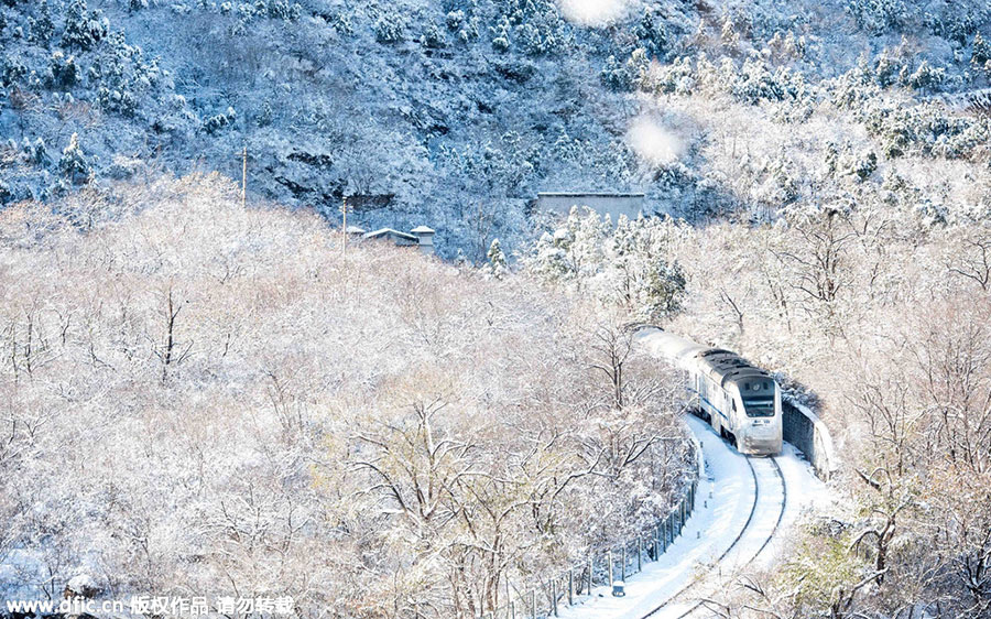 Snow-clad scenery in the Great Wall