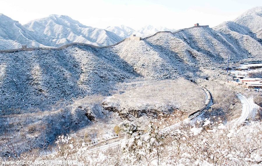 Snow-clad scenery in the Great Wall