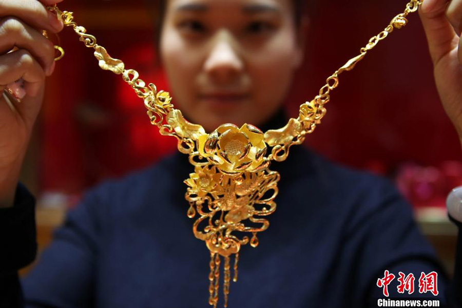 Exquisite gold and jade products go on display in Beijing