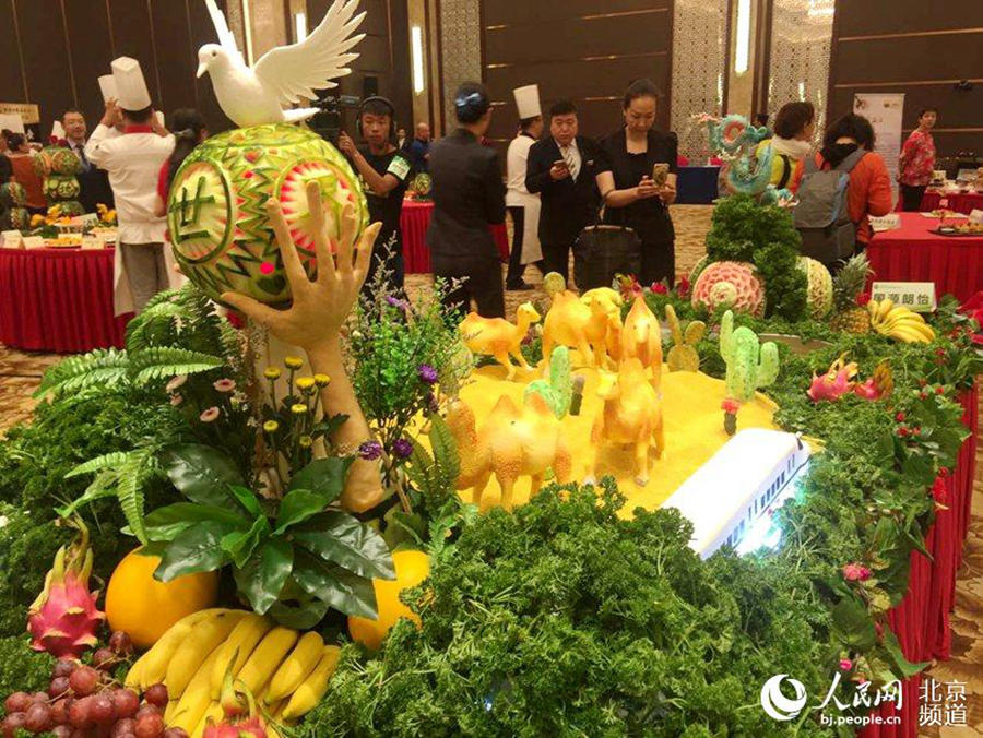 Beijing festival-goers get creative with watermelon