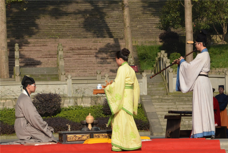 Dujiangyan restores traditional meeting etiquette