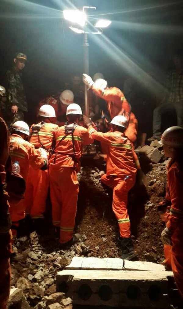 Rescuers race against time after SW China quake